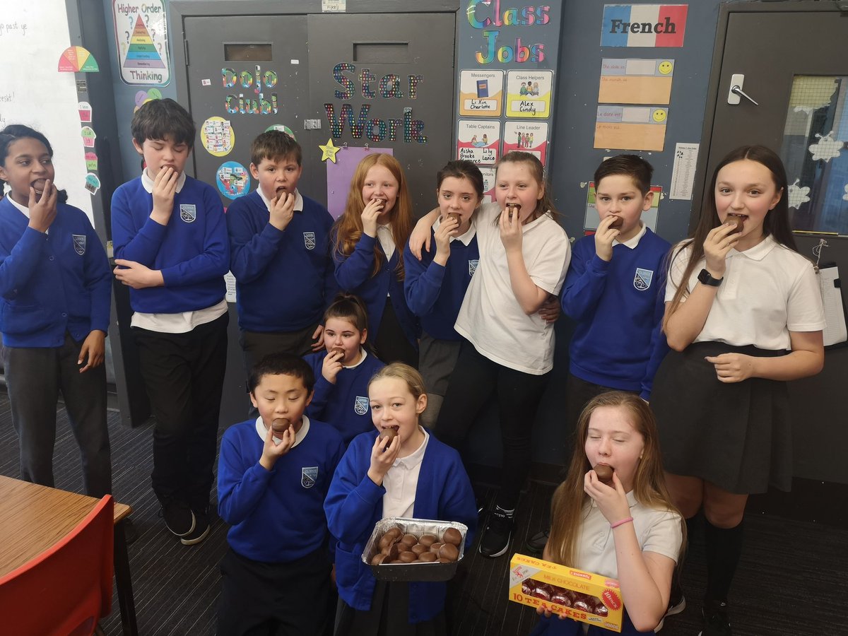 As part of Scottish week Primary 7 have been learning about the Scottish artist, Gillian Kyle, and have made their own art work inspired by her. Of course they had a little Scottish treat too...Display to follow soon...😃🏴󠁧󠁢󠁳󠁣󠁴󠁿👏🏼#Tunnocks #Scots #GillianKyle