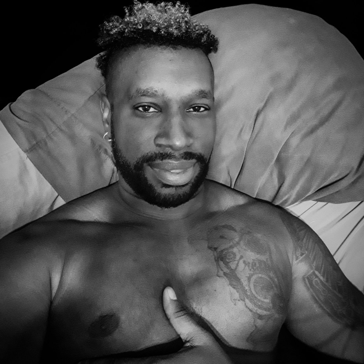 DukeDavis83's tweet photo. Tomorrow is not promised..get it done TODAY! #Today #beardgang #blackmen #tattoos #texas #twitter #tuesday #model #retweet #follow https://t.co/2726DsFGjg