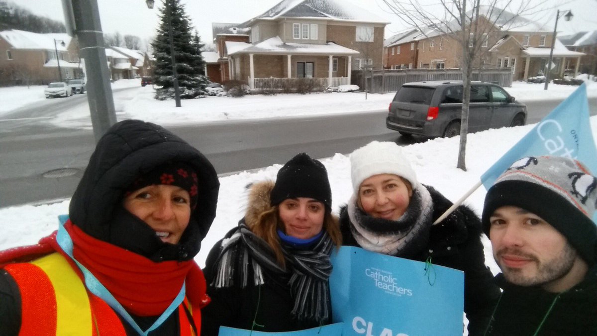marinelli_tl's tweet photo. Teachers standing up for students. We know: class size matters, students need more supports, not less, FDK must be supported, E-learning cannot be mandated @OECTAProv #cutshurtkids https://t.co/5o4qT5XQLS