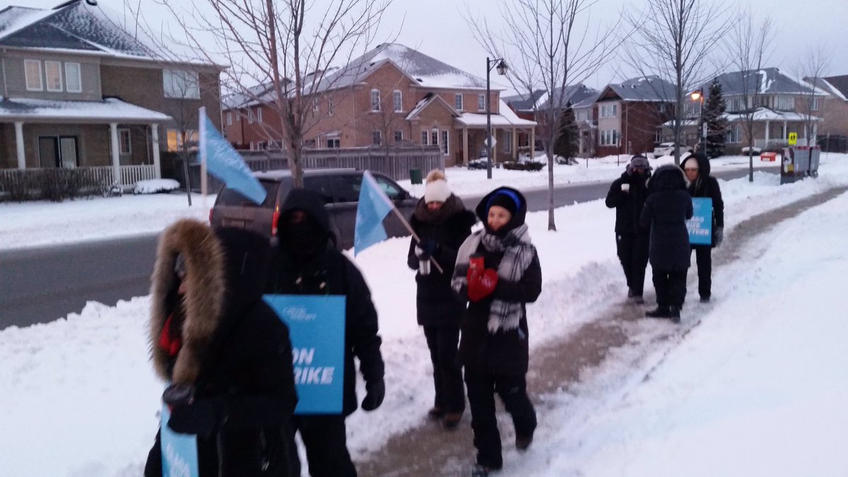 marinelli_tl's tweet photo. Teachers standing up for students. We know: class size matters, students need more supports, not less, FDK must be supported, E-learning cannot be mandated @OECTAProv #cutshurtkids https://t.co/5o4qT5XQLS