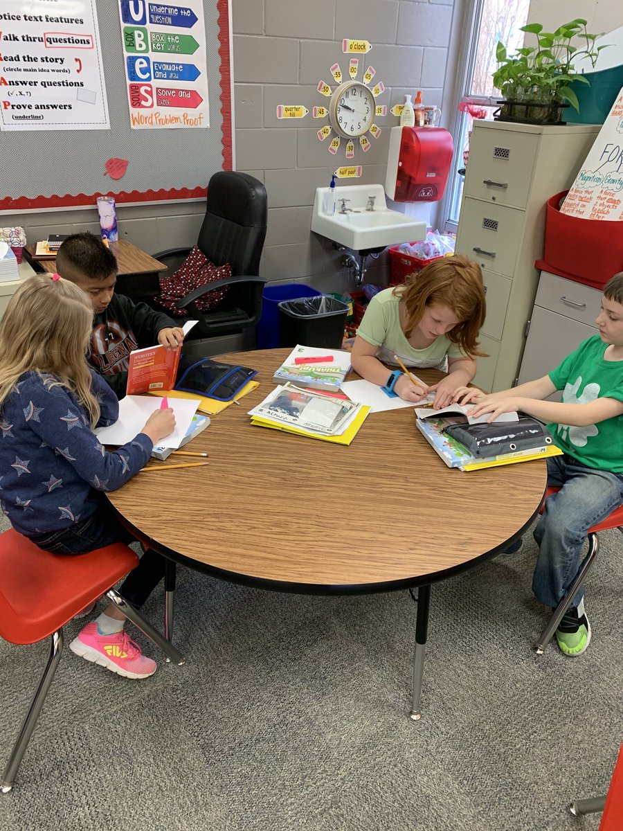 SnodgrassElla's tweet photo. Working on dictionary skills to improve our understanding of unfamiliar words in a text #LISDFutureFocus https://t.co/BHDqU5jQMN