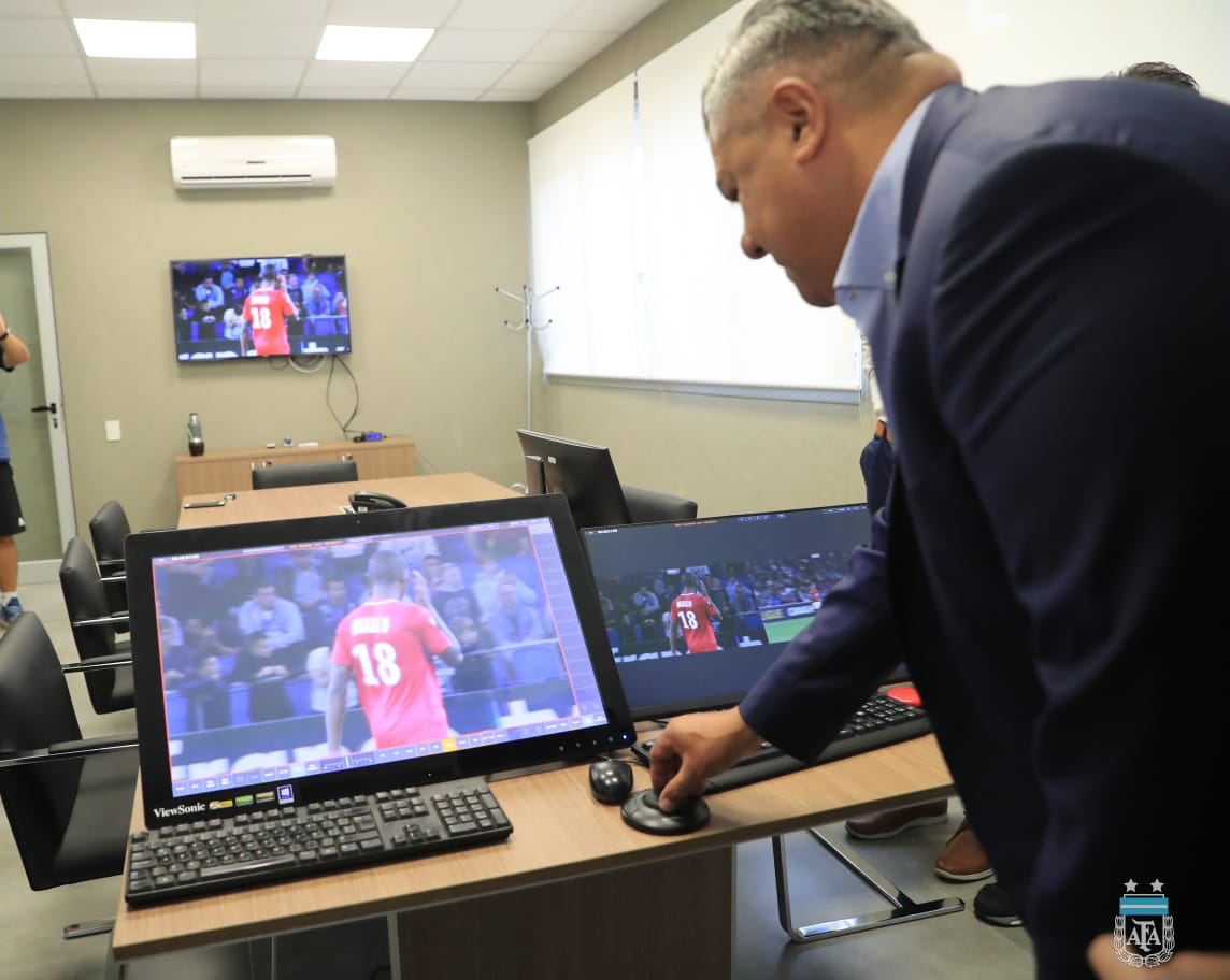 #Arbitraje El Presidente Claudio Tapia estuvo presente hoy en el inicio de los trabajos intensivos para árbitros FIFA y además, observó como serán los simuladores que se utilizarán en el curso del Sistema VAR.