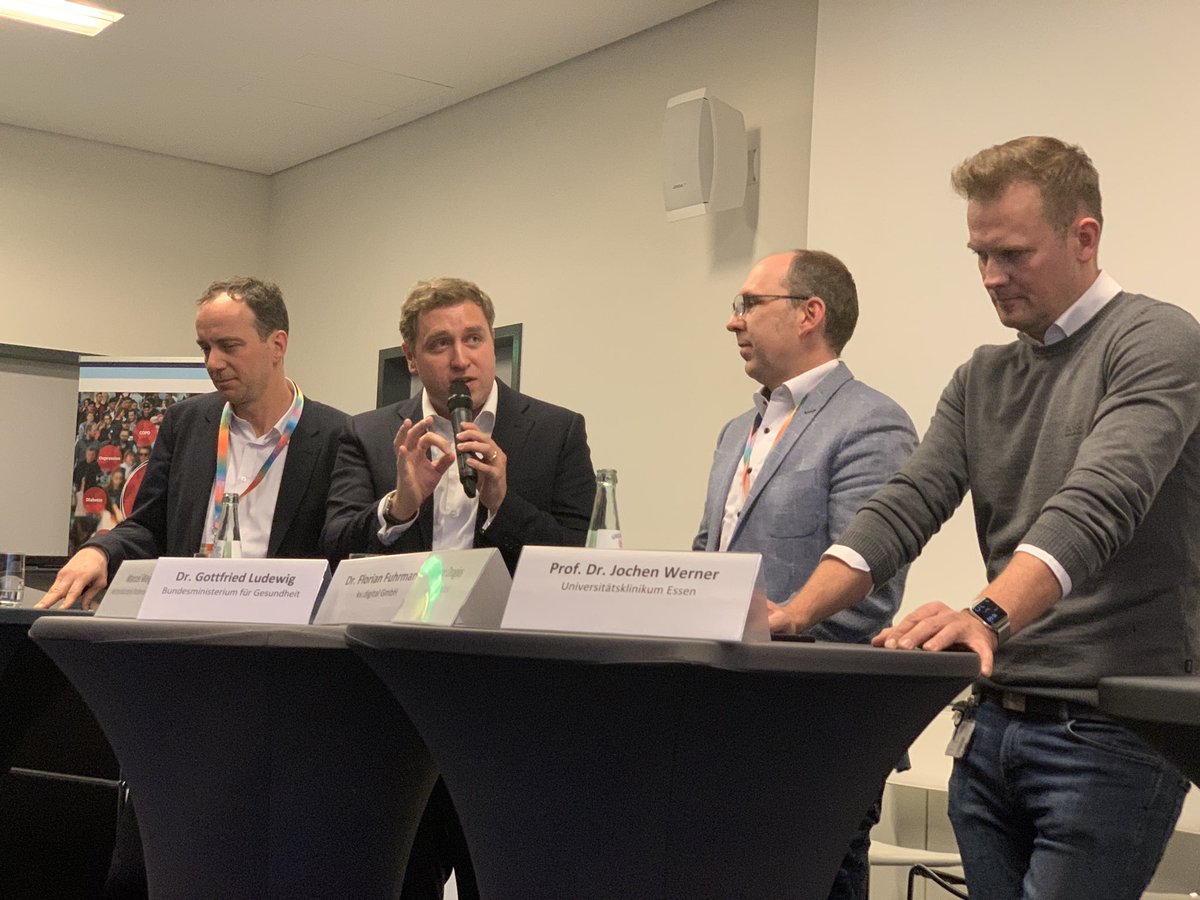 Stürmisches Plädoyer von <a href="/_GLudewig/">Gottfried Ludewig</a> zu #Digitalisierung im #Gesundheitswesen: „Ich weiß, wir lieben kontrollierte Prozesse&amp;zu wissen, wo es hingeht. Das ist heutzutage eine Illusion. Wir müssen mit Mut zur Imperfektion auch ohne Masterplan Schritt für Schritt vorangehen.“ #BMCK20