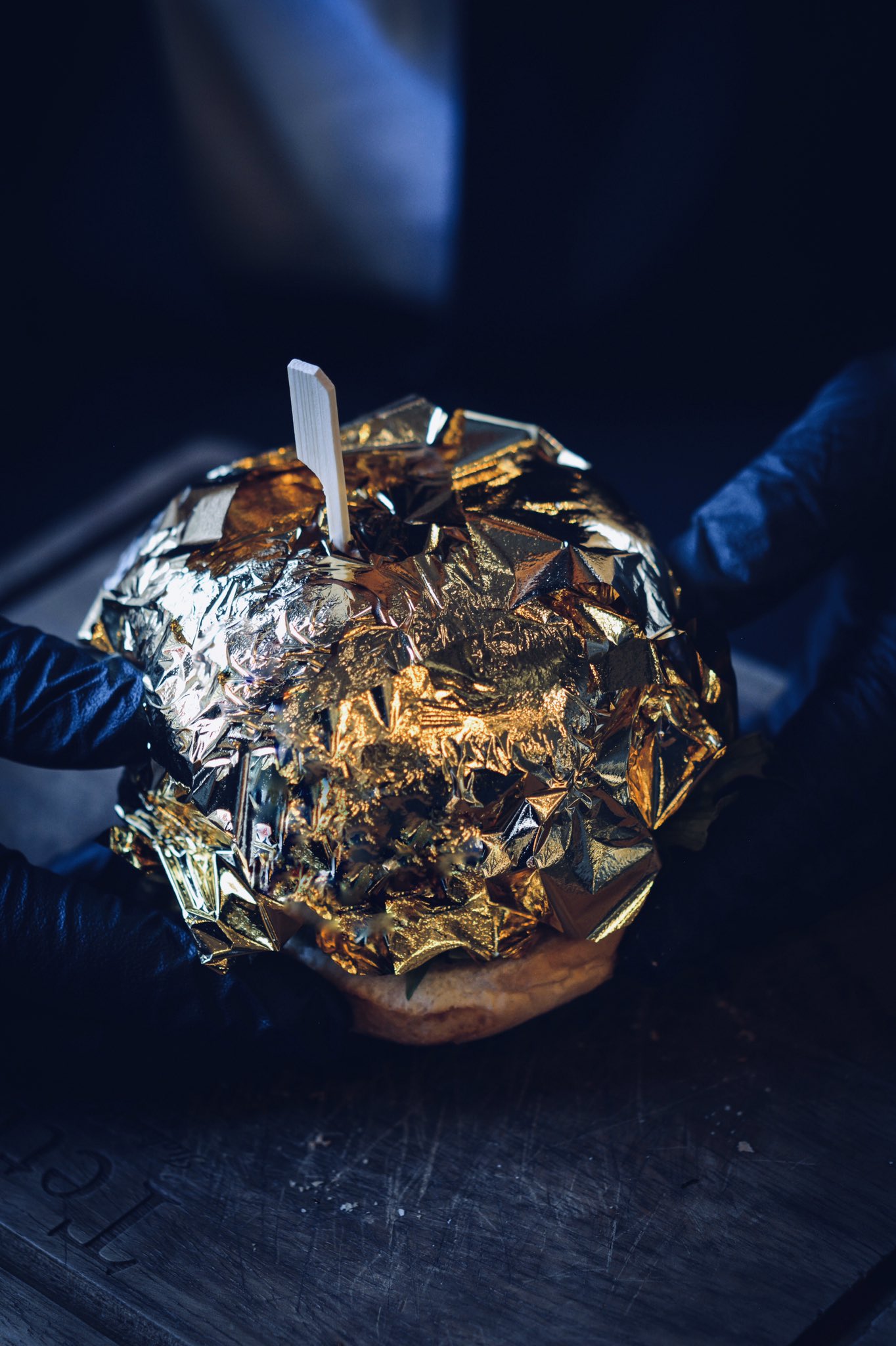 Tettos Saltman Homemade 24k Gold Burger Our Burgers Are Prepared In House Using 28 Day Dry Aged Aberdeen Angus Beef And Served With Skin On French Fries Alovestorybyskurt London T Co Jrjuh29hks