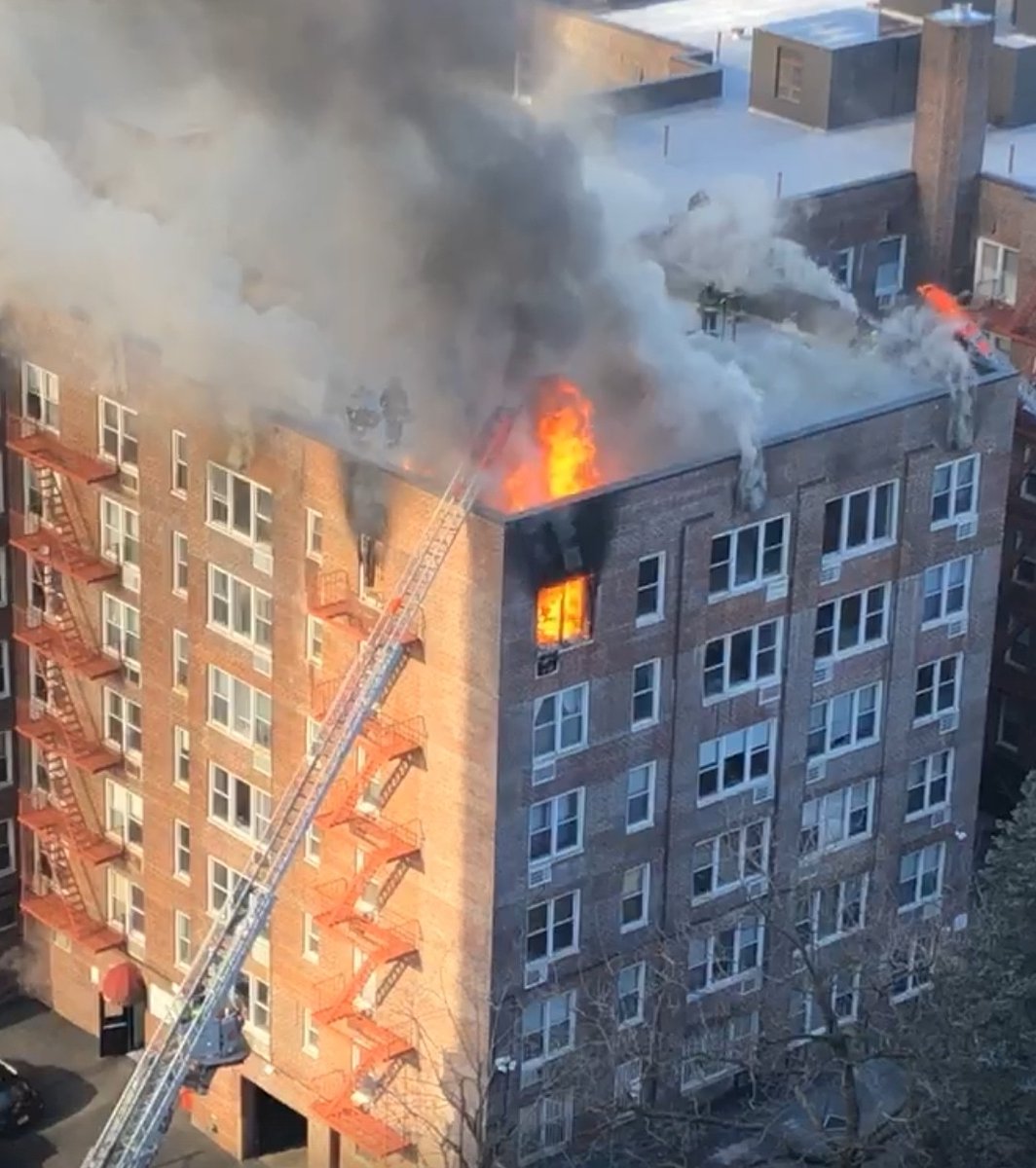 NYCFireWire's tweet photo. #Bronx *3rd Alarm* Box 3712. 601 #Kappock St. Fire top floor 6 story into the #cockloft #FDNY #Engine81 #Ladder46 1st due. #spuytenduyvil https://t.co/rYSOEd0iSX