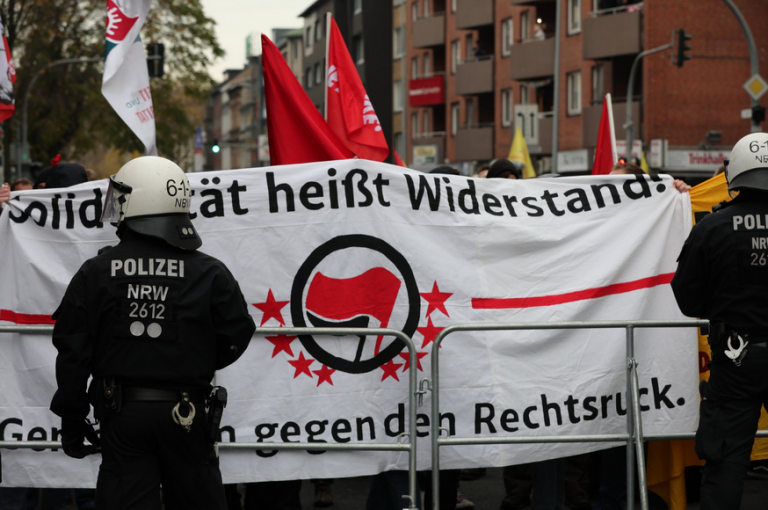 AntifaEdelweiss's tweet photo. Solidarität heißt Widerstand. Gemeinsam gegen den Rechtsruck. Hier der Bericht zu den Antifaaktionen in Duisburg 👊
https://t.co/z8rLrtN2Qf https://t.co/C6OT4bWl54