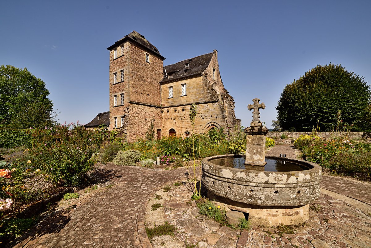 Le jardin de l'abbaye d'Aubazine reconstitué au Grand Palais pour le défilé de haute couture CHANEL ϽC👗 #correze #zecorreze