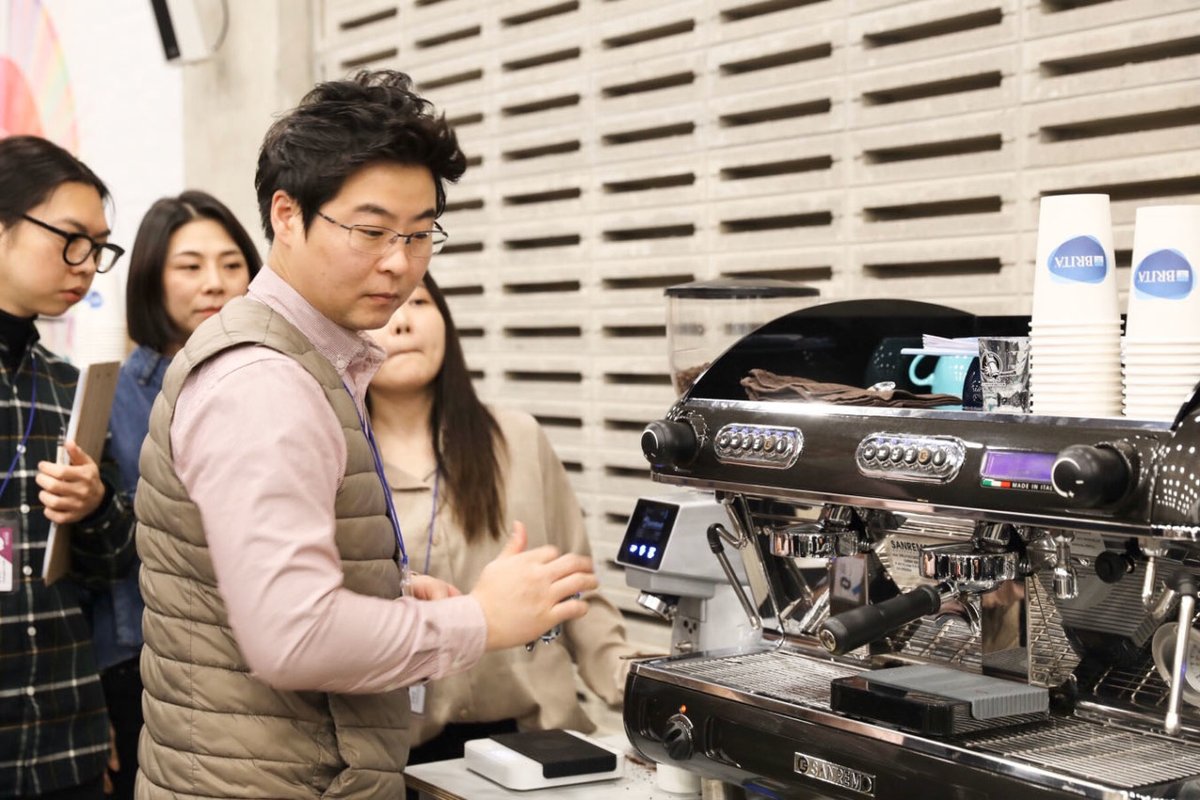 SpecialtyCoffee's tweet photo. 🇰🇷Last week, nearly 200 Authorized SCA Trainers (AST) participated in #SCAKorea's Barista Skills AST Calibration event with Benjamin Townsend, Barista Skills Lead Content Creator of #SCAEducation.
⠀
Learn more about the AST program: https://t.co/BqLh0jnvcu https://t.co/91eZopgJe8