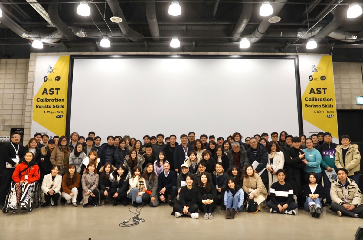 SpecialtyCoffee's tweet photo. 🇰🇷Last week, nearly 200 Authorized SCA Trainers (AST) participated in #SCAKorea's Barista Skills AST Calibration event with Benjamin Townsend, Barista Skills Lead Content Creator of #SCAEducation.
⠀
Learn more about the AST program: https://t.co/BqLh0jnvcu https://t.co/91eZopgJe8