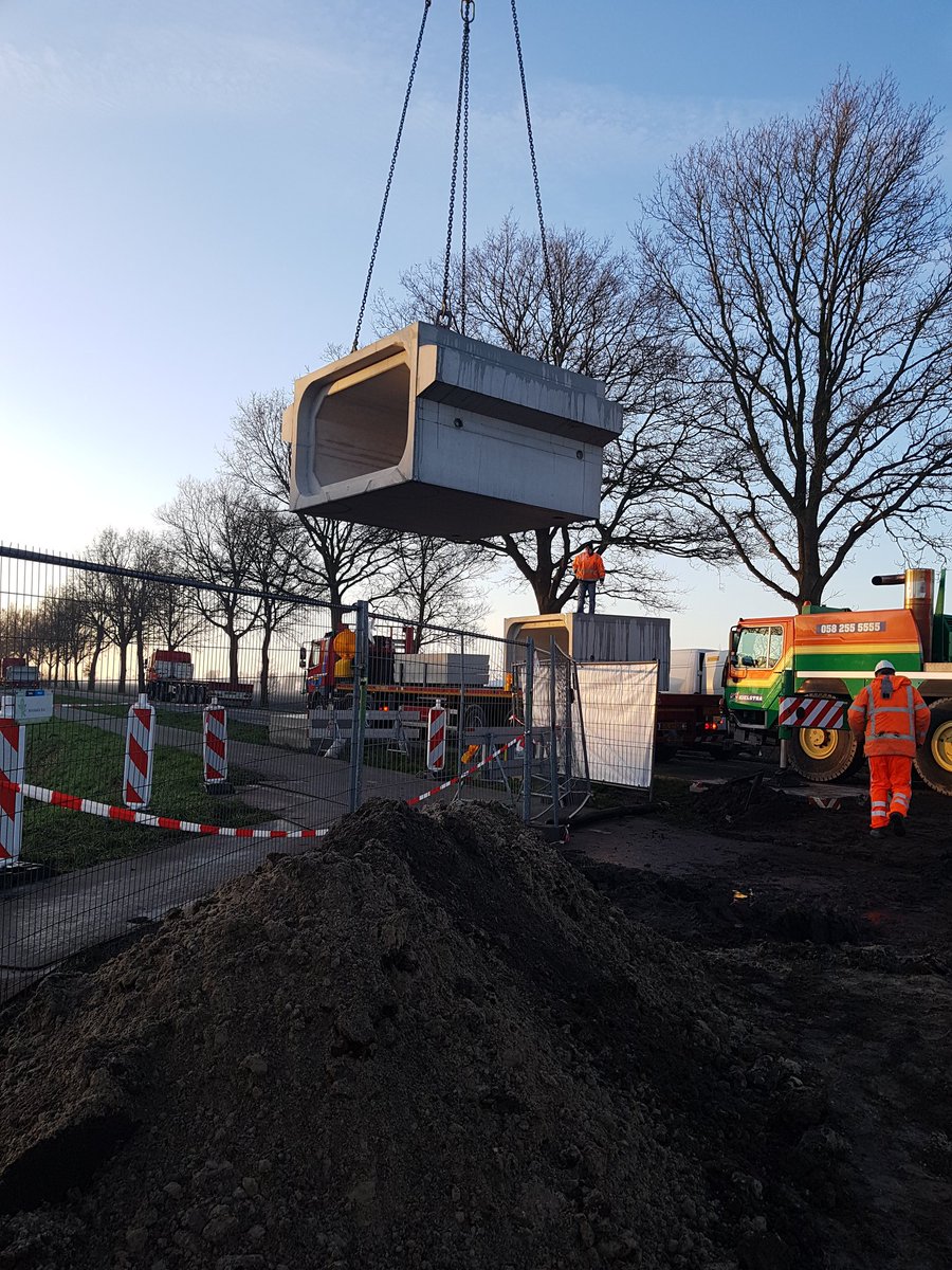 DickvdMolen's tweet photo. De nieuwe duiker in de lemsterweg is vandaag gelegd door #romeinbeton en #krinkels in opdracht van @wszzl https://t.co/ljEYpDc3lg