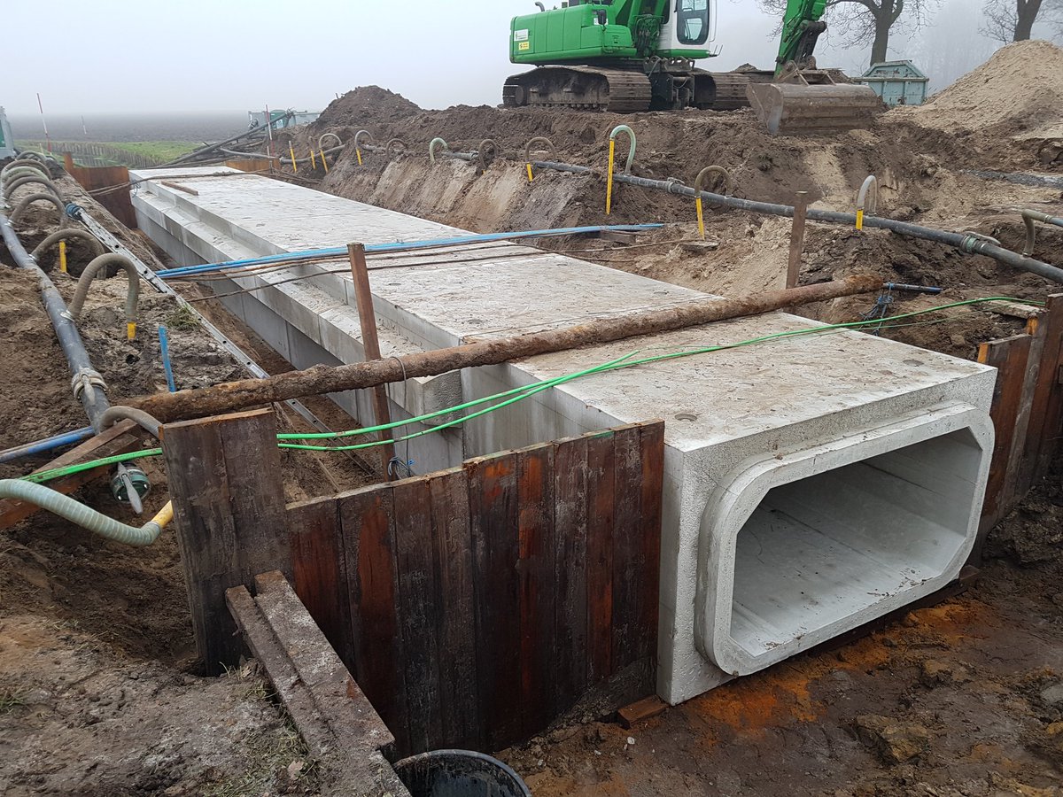 DickvdMolen's tweet photo. De nieuwe duiker in de lemsterweg is vandaag gelegd door #romeinbeton en #krinkels in opdracht van @wszzl https://t.co/ljEYpDc3lg