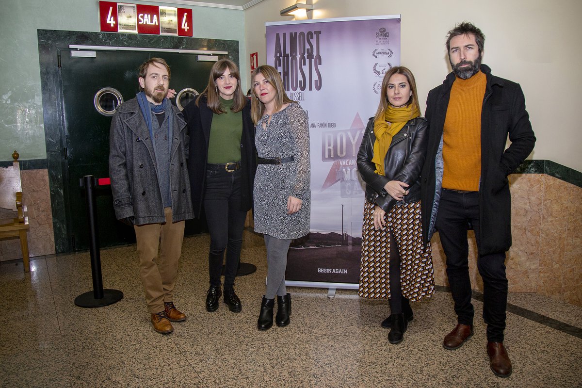 _almostghosts_'s tweet photo. Así de formales posábamos en la presentación de Almost Ghosts en Valencia hace una semana. Y es que... Proyectar en casa impone mucho! Millones de gracias por llenar esa magnífica sala 4 de los @cineslys.
📸 @oroneta_av
#AlmostGhosts #CineValenciano #Documental #Ruta66 https://t.co/prUUzDI24P