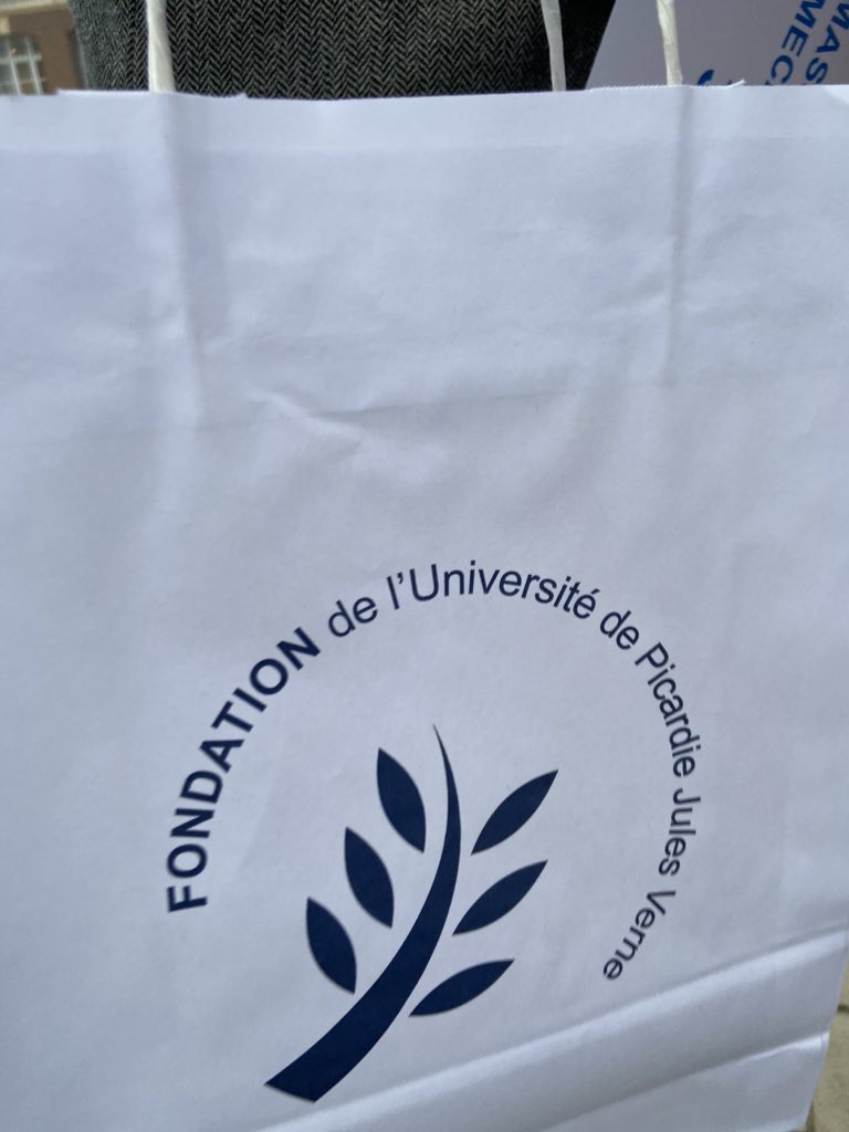 PepiteA2U's tweet photo. Cérémonie des lauréats de la fondation @upjv ! Des étudiants heureux 😁 @Hojataxis #mcma https://t.co/Ph428ddaB7
