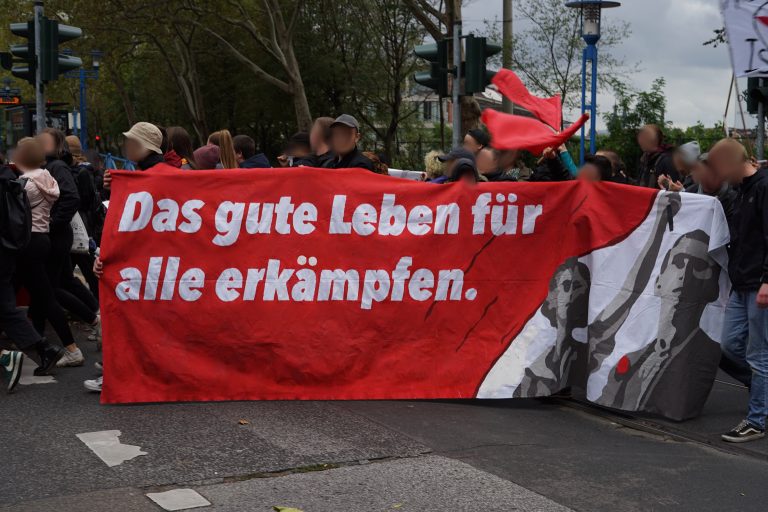 AntifaEdelweiss's tweet photo. In Köln versuchen die Faschos gerade einen Shitstorm gegen ein Video des WDR zu konstruieren. Hier unsere Einschätzung zu den Protesten am 4.1. 
https://t.co/kKfvuIouqp https://t.co/qxu1fR0XTT
