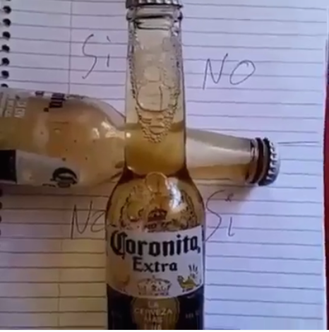 Huesudon's tweet image. Como cuando no te decides si agarrar el pisto o no: