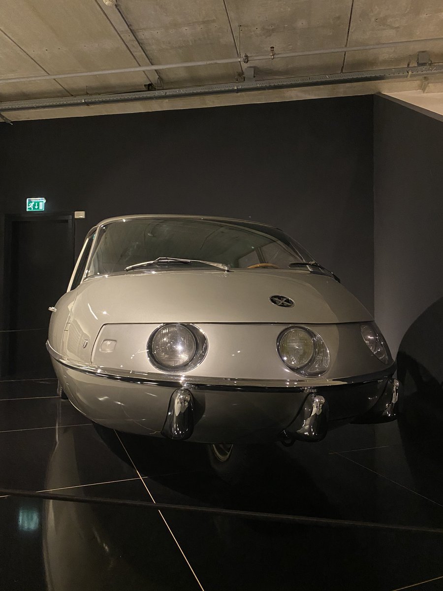 I recently visited the @louwmanmuseum. When I was walking past their beautiful, classic cars with crazy designs, I realised... Cars nowadays all look sort of the same, and to be honest, a little dull. There is almost no diversity in car design anymore. 🤔