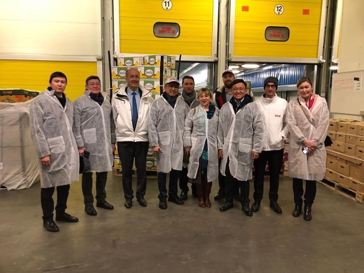 KZEmbassyFR's tweet photo. Le #Kazakhstan et la #France envisagent de coopérer en vue de créer un réseau de centres de distribution en gros. Bakhyt Sultanov, Ministre du Commerce et de l'Intégration, a visité le marché alimentaire à #Rungis, aux environs de Paris. #EconomicDiplomacy https://t.co/4wFxrUHoof https://t.co/ubwJxavLuA