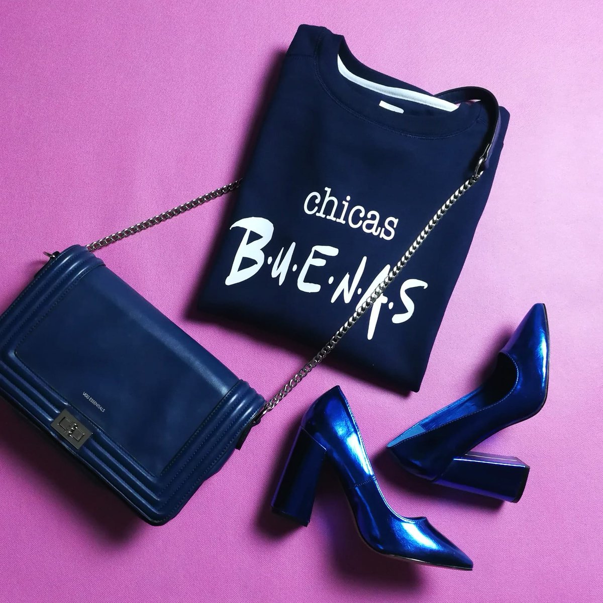 LoverssTV's tweet photo. Las chicas buenas van de azul marino y son elegantes. By @Chenoa https://t.co/EQ228VeldK