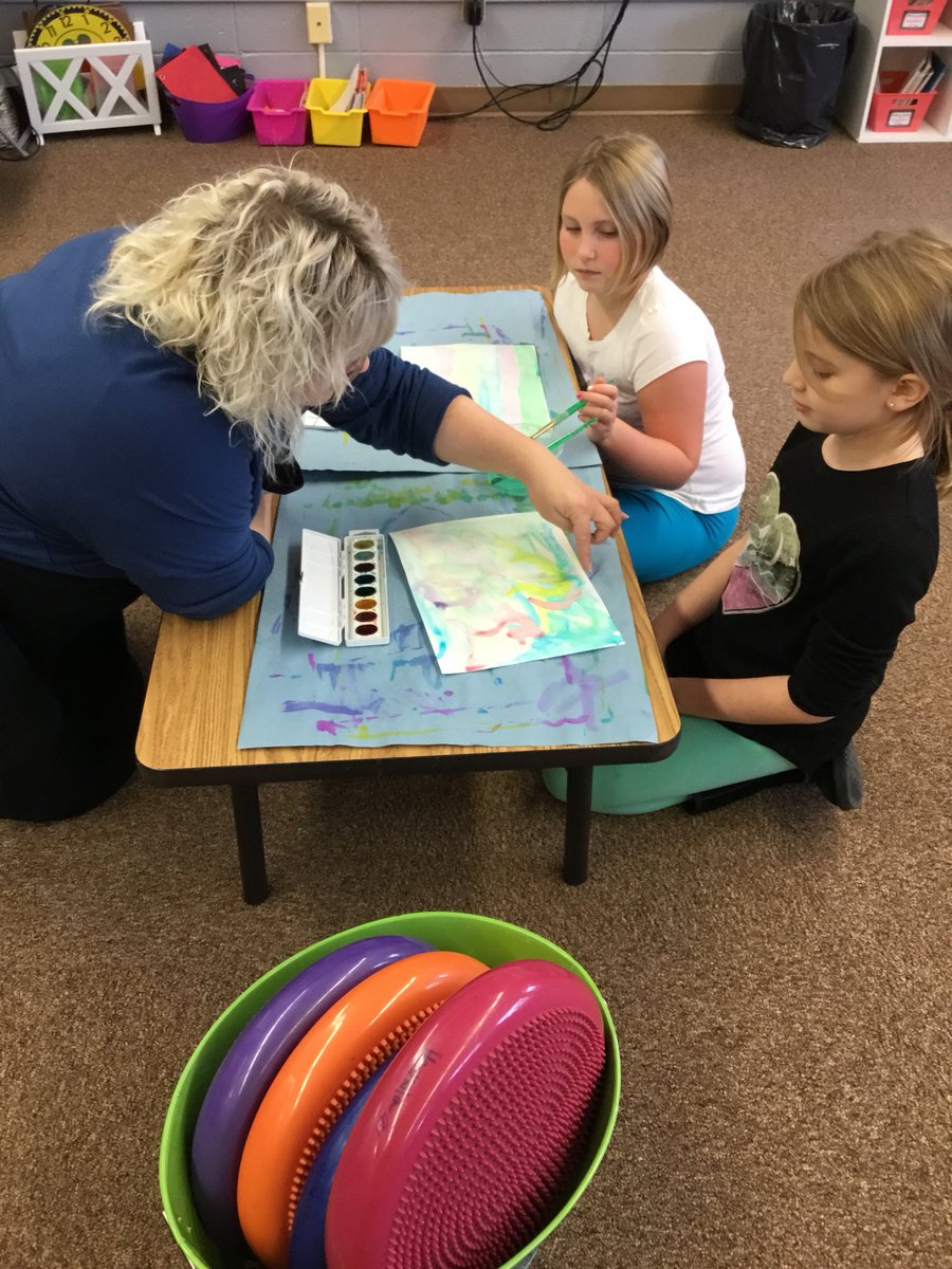 HonkolasClass's tweet photo. We are so excited to have @DalglieshSheila here for art! #vikinglearners #3rdgrade #GFArtistProg https://t.co/DtKywuCsec