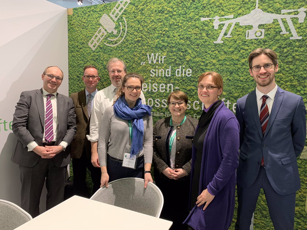 ThielAlexa's tweet photo. Schon fast eine Tradition - die Rechtsabteilungsleiter der AG Mittelstand zu Besuch auf der #IGW &amp; auf unserem Stand @Raiffeisen_DRV. Der #Mittelstand ist vielfältig! @DIHK_News @handelsverband @BVRPresse @Der_BGA @MittelstandZGV https://t.co/2XEqCFJRPi