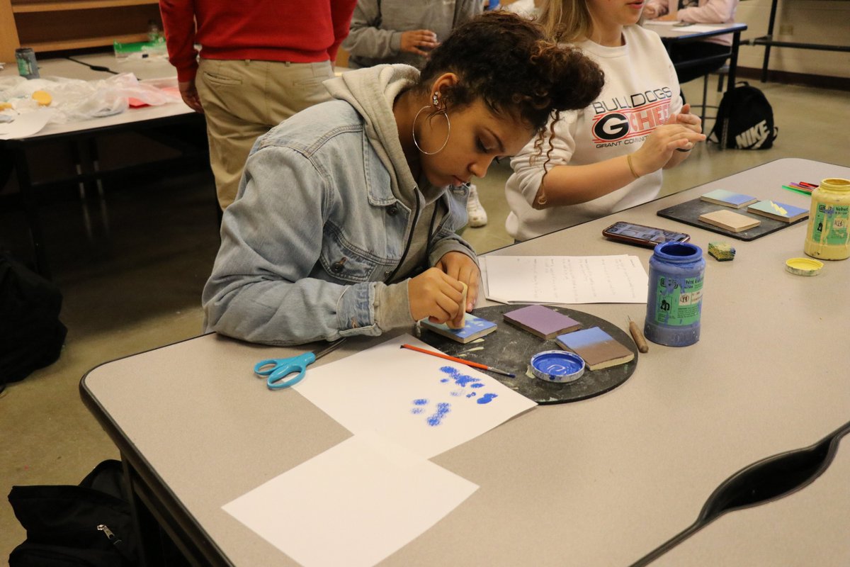 GrantBulldogs's tweet photo. Think you could hang with this ceramics crew? Ceramics students are getting creative with their "Hanging Tiles" project by creating interesting surfaces with paper/mishima stencils and sgraffito. https://t.co/HOVN3vM11c