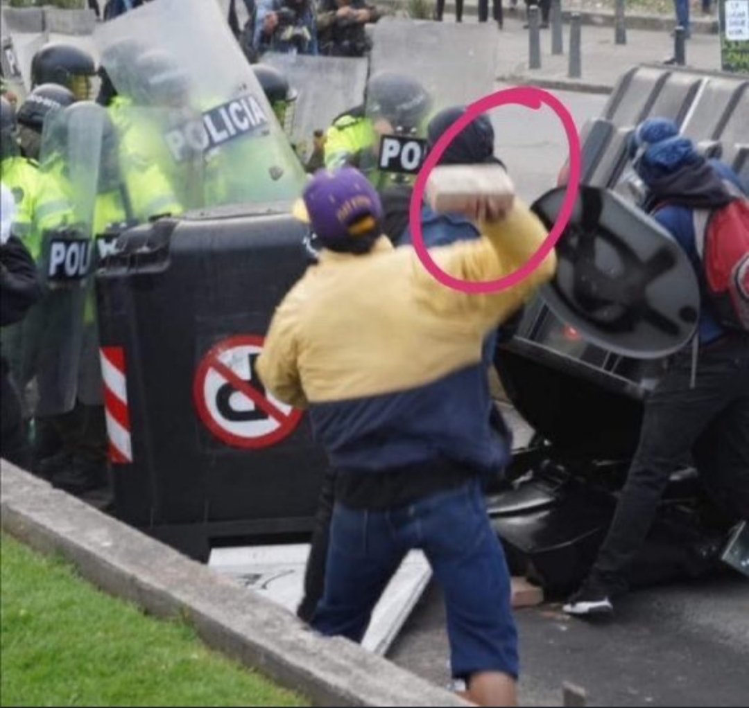 luismorales0621's tweet photo. Hablando del uso de armas letales, ¿qué les parece recibir un golpe en la cabeza con esto? https://t.co/8UkrUUPmJy