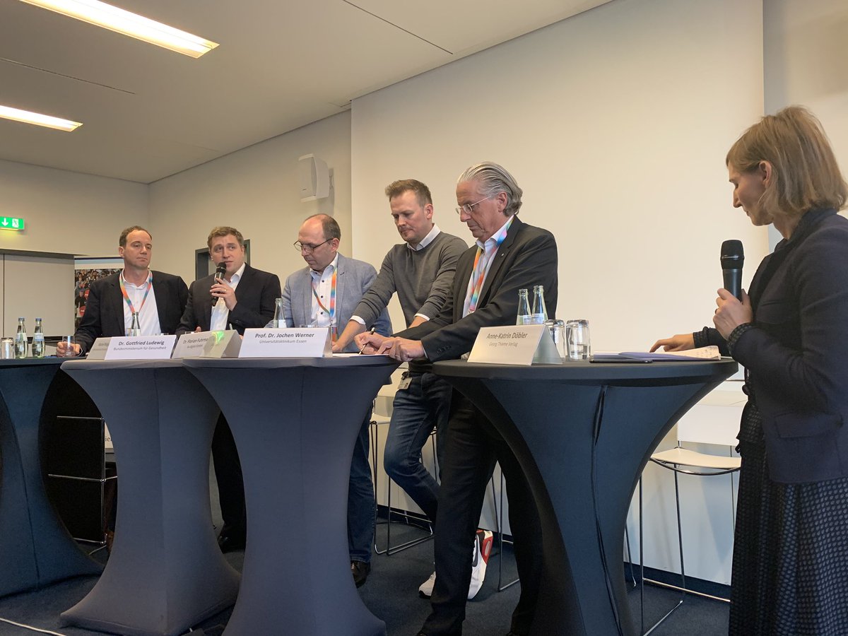 Müssen ÄrztInnen Angst haben einen #DiGA zu verschreiben? Ein klares Nein von <a href="/_GLudewig/">Gottfried Ludewig</a>: „Haften tut der Hersteller, nicht der Arzt! Das ist in der analogen Welt so und wird auch bei digitalen Gesundheitsapps nicht anders sein.“ #BMCK20 #DVG #digitalhealth