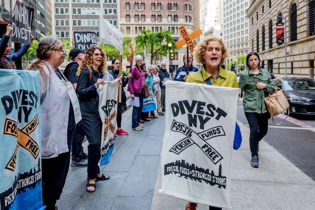 R_BrooksStand's tweet photo. Big thanks to Senator @ShelleyBMayer for signing on to sponsor the New York State Fossil Fuel #Divestment Act! Momentum is building for this important bill! 

We need to stop investing billions coal, oil and gas to save our pensions and the climate.

#DivestNY #ESG https://t.co/43zal8DKcb