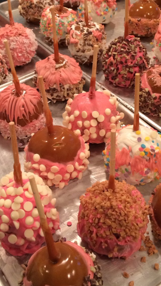 FamousTaffy's tweet photo. Now is the time to start thinking about Valentine's Day. May we suggest our holiday assortment of candy apples? 

These sweet treats are so rich, your Valentine MIGHT even share...but why risk the chance of not getting a bite, grab and apple for yourself too! https://t.co/1iZwa7WpDM