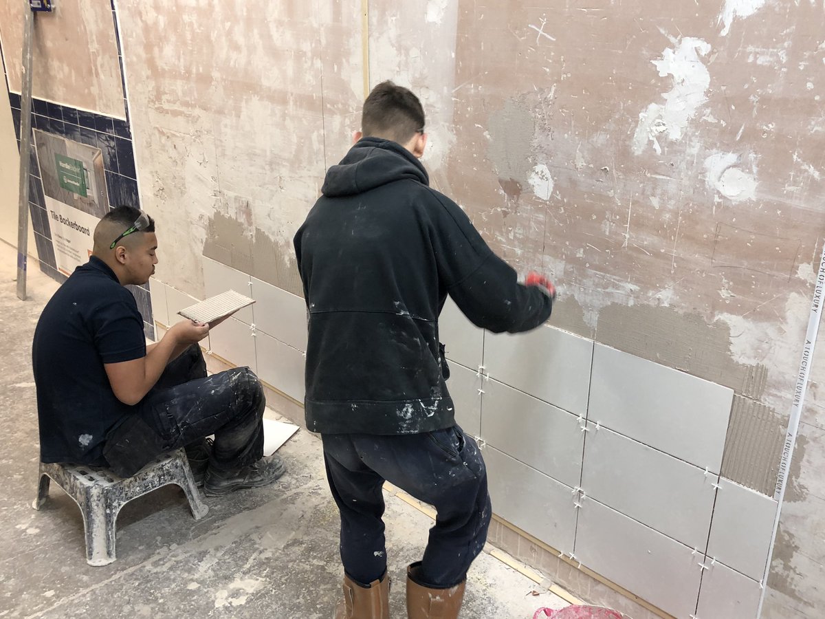 lcbtiling's tweet image. Some of our students getting some training on planning and tiling a bathroom and using large format tiles which have been kindly donated by @ytctiles
