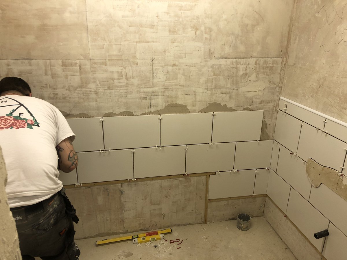 lcbtiling's tweet image. Some of our students getting some training on planning and tiling a bathroom and using large format tiles which have been kindly donated by @ytctiles