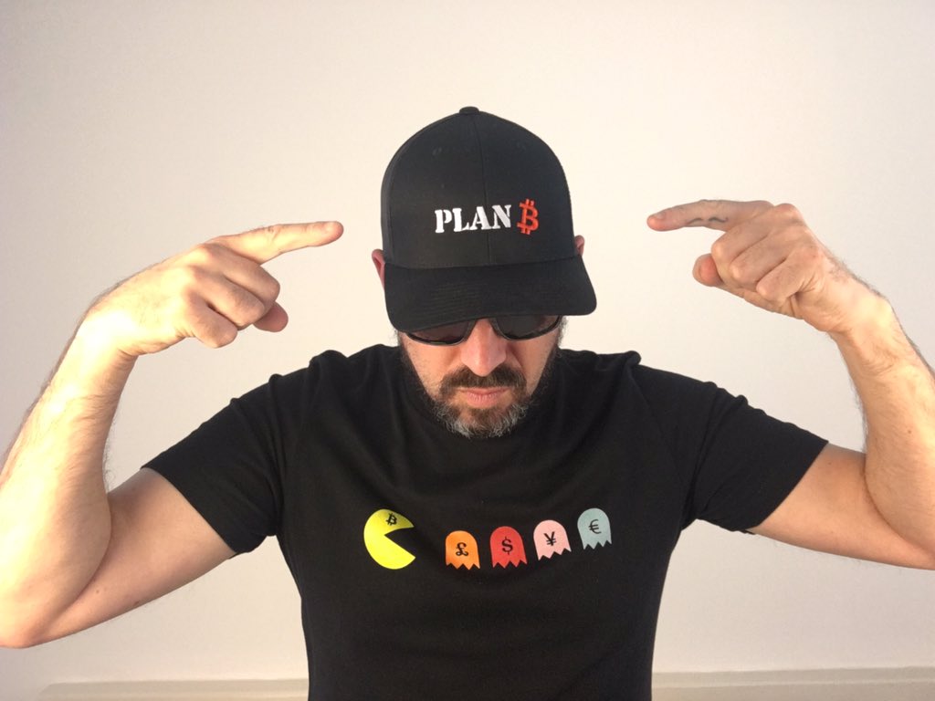 Modelling my own merch. The man behind the merch! Going to start ramping the posts back up again soon. In the meantime why not head to the shop and grab this cool cap or tee? 
Retweet! #bitcoin $BTC #PlanB #crypto #bitcoinmerch