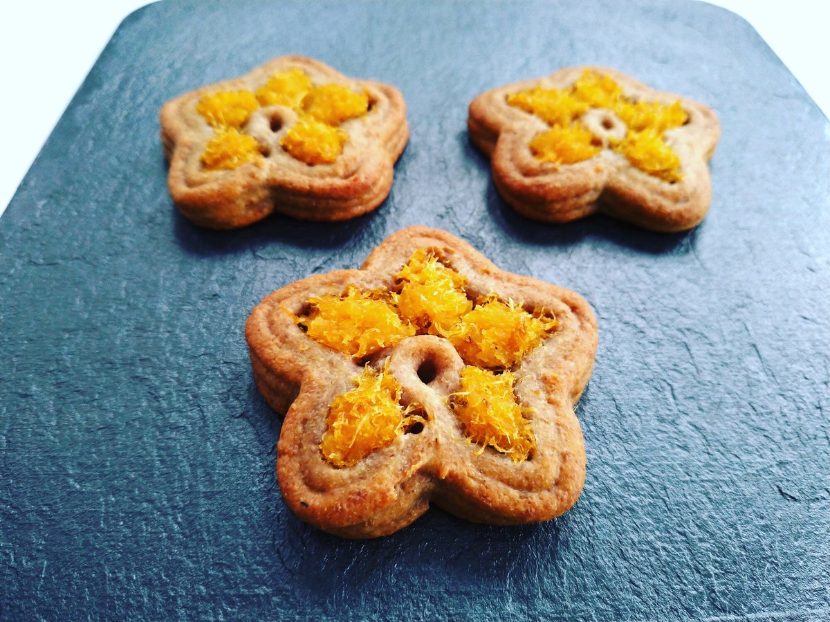 We printed pineapple cakes, one of the popular Taiwanese food souvenirs. Here they are in a different shape from the traditional, rectangular cakes commonly found. For an uncommon spin, we changed it up. Traditional shapes or creative shapes - fresh food done in your style. Fun!