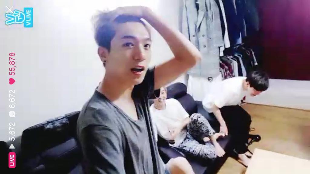 mau aku bantuin ga mas kayanya pegel kalo nyibak rambut sendirian