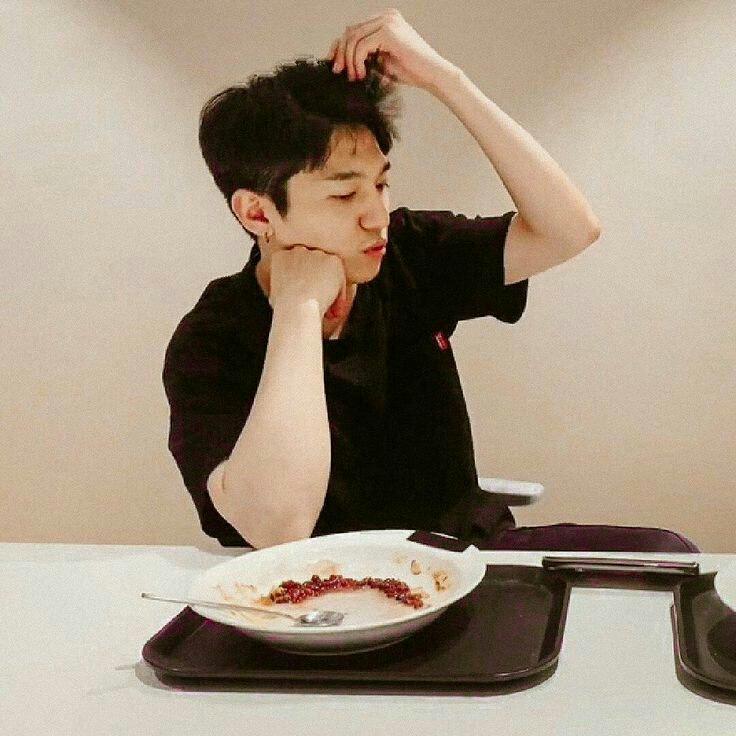 mau aku bantuin ga mas kayanya pegel kalo nyibak rambut sendirian