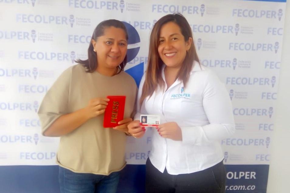 copar_arauca's tweet photo. Entrega del carnet de la @FIP_AL por parte de la presidenta de @FECOLPER a Narda Guerrero de @copar_arauca https://t.co/TPzpT8Psbq