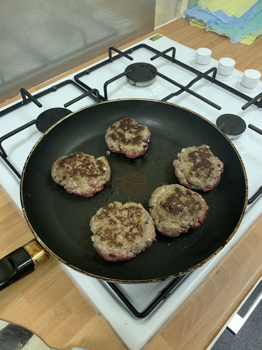 clackscsss's tweet photo. Tuesday youth group made burgers and cheesy nachos tonight. Learning to shop within a budget and how to make your money go further #shopcookeat #alwayslearning #Teamcsss https://t.co/KUGgEDj8L0