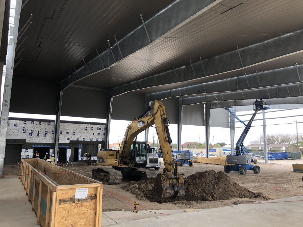 ZalouhAthletics's tweet photo. There’s a hole in the ground at PSJA Memorial’s Pool!! #WolverineCountry https://t.co/SwtluNADxO