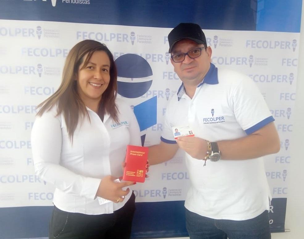copar_arauca's tweet photo. Entrega del carnet de la @FIP_AL por parte de la presidenta de @FECOLPER a Carlos Pérez presidente de @copar_arauca https://t.co/S1cZqhlzhg