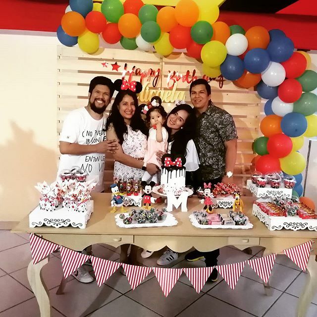 Anyelipr's tweet photo. Llegamos tarde al matri y al baby shower, así que por el 1er añito de Mica ❤️ debíamos reinvidicarnos 🤣🙋‍♀️... Felices de compartir con ustedes hoy y siempre 🎈 #tb #hb #daysofmica #friends #partytime https://t.co/GFeE8yaou7