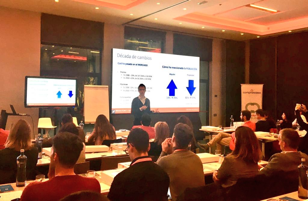 pisoscom's tweet photo. Hoy @comprarcc celebra un nuevo evento #Conecctados en Barcelona.
@FerranFont, director de Estudios de @pisoscom, ha presentado el #InformePisos "Cómo hemos cambiado... de vivienda" que enseña las variaciones a la hora de buscar vivienda entre 'milenials' y sus padres. https://t.co/5xVEkdkwyX