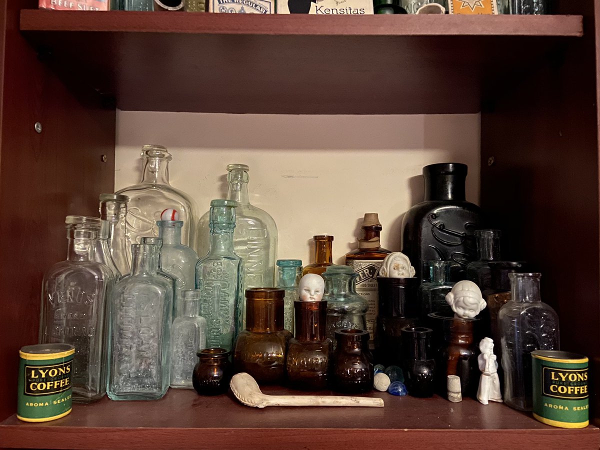 LittleJohn_RC's tweet photo. Bottles and Roman Oil Lamp all accounted for ๐ #Bottles #VictorianBottles #PoisonBottles #RomanOilLamp #EmbossedBottles #ClayPipe https://t.co/YVAwFvpxN6