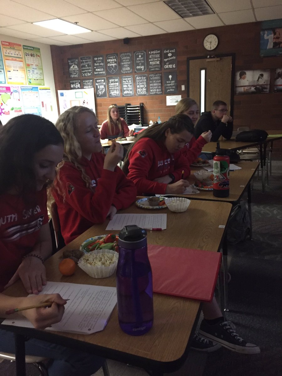 arobinsonSSRAMS's tweet photo. Sports Nutrition FEAST! Culminating event of a great sports nutrition unit. #fuel4health #sshs #sshssportsmed #seviersdstrong https://t.co/ks36hHftz3