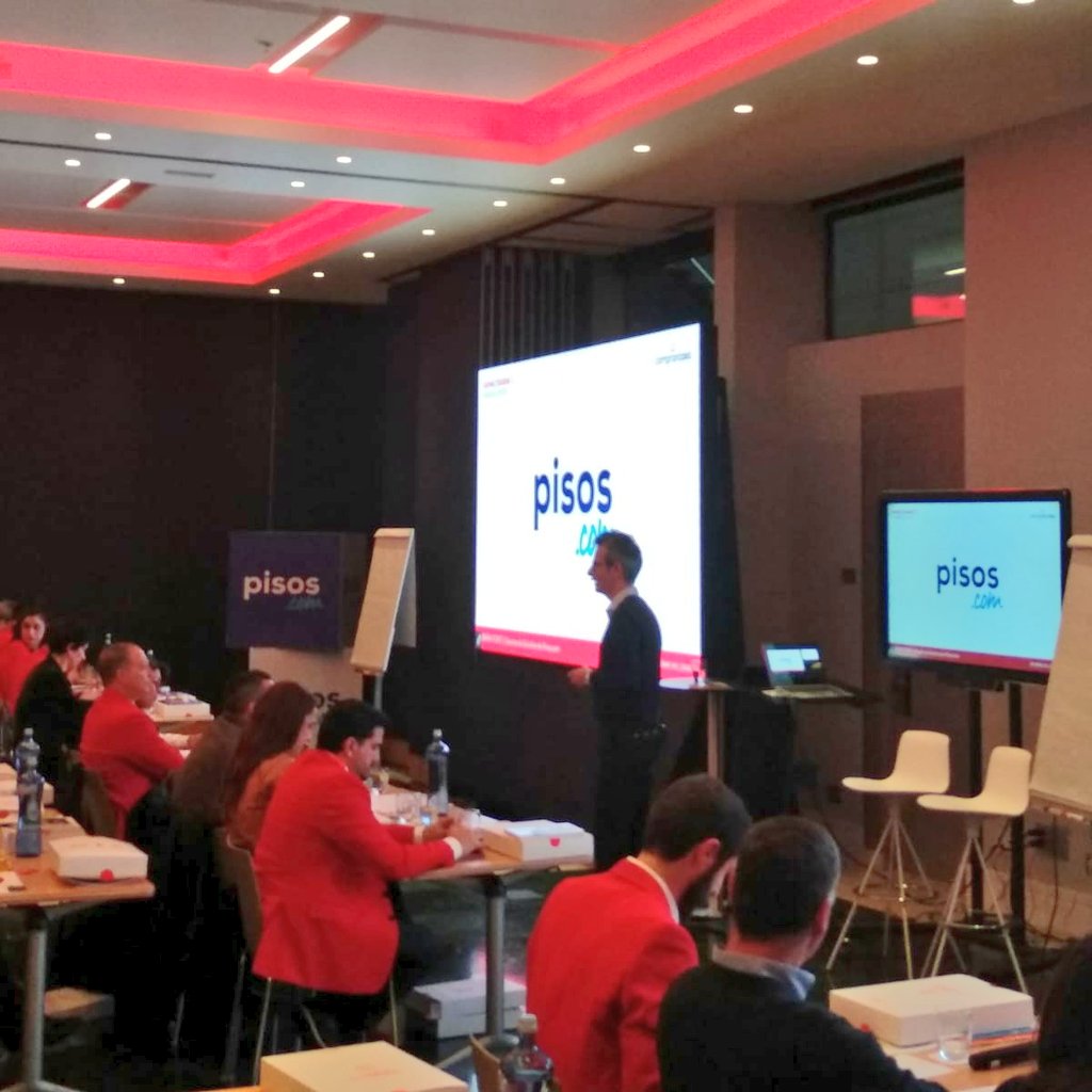 pisoscom's tweet photo. Hoy @comprarcc celebra un nuevo evento #Conecctados en Barcelona.
@FerranFont, director de Estudios de @pisoscom, ha presentado el #InformePisos "Cómo hemos cambiado... de vivienda" que enseña las variaciones a la hora de buscar vivienda entre 'milenials' y sus padres. https://t.co/5xVEkdkwyX