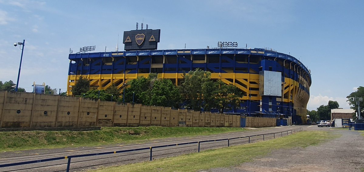 BolavipAr's tweet photo. La Bombonera, con su nueva pintura. ¿Les gusta cómo quedó? 🔷🔶🔷 

 (📸: @cnavarroarq) https://t.co/7FzhJj0umq