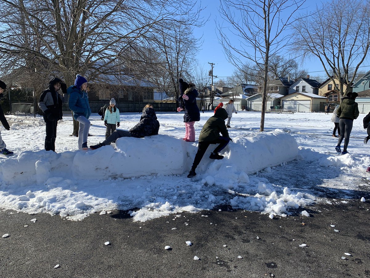 elemmendorfer's tweet photo. From there to here in one day… Now that’s a shock to the system! #longfellowbears #longfellowpto #OakPark97 #kinderbears #TryingToStayWarm https://t.co/nkeFxxfH9x