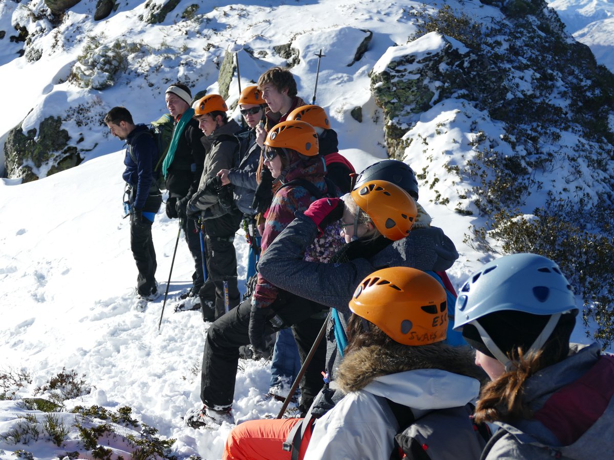 oseisaesupaero's tweet photo. Retour sur ce formidable weekend "Sport et tutorat" aux Monts d'Olmes : du travail, des devoirs, des batailles de boules de neige, des randonnées en raquettes, des ascensions de col, une course d'orientation...Tout cela avec une équipe de choc ! Merci à tous et toutes ! https://t.co/f8jk3OCXLq