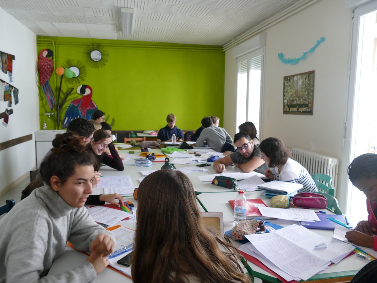oseisaesupaero's tweet photo. Retour sur ce formidable weekend "Sport et tutorat" aux Monts d'Olmes : du travail, des devoirs, des batailles de boules de neige, des randonnées en raquettes, des ascensions de col, une course d'orientation...Tout cela avec une équipe de choc ! Merci à tous et toutes ! https://t.co/f8jk3OCXLq
