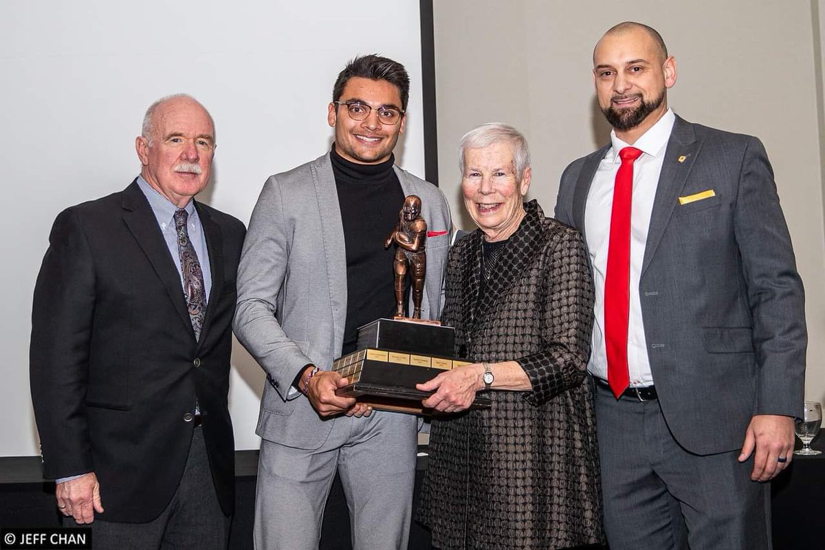 Queens_Football's tweet photo. Congrats to Ejaz Causer, winner of the Bill Miklas Trophy. Presented annually to the football player who best demonstrates excellence in athletics, academics and commitment to Queen’s 🇹🇩🏆
___
#Queensfootball #chagheill #awards #Qstandard https://t.co/OPGeyP1ESC