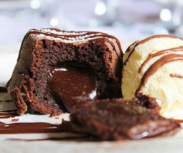 Decidirse por el postre perfecto, luego de un almuerzo espectacular, siempre es tarea difícil. Pero no hay decisión difícil, que el chocolate no pueda arreglar, y este postre tiene la dosis perfecta para culminar tu comida >> Fondant de chocolate con helado de vainilla >> #V…